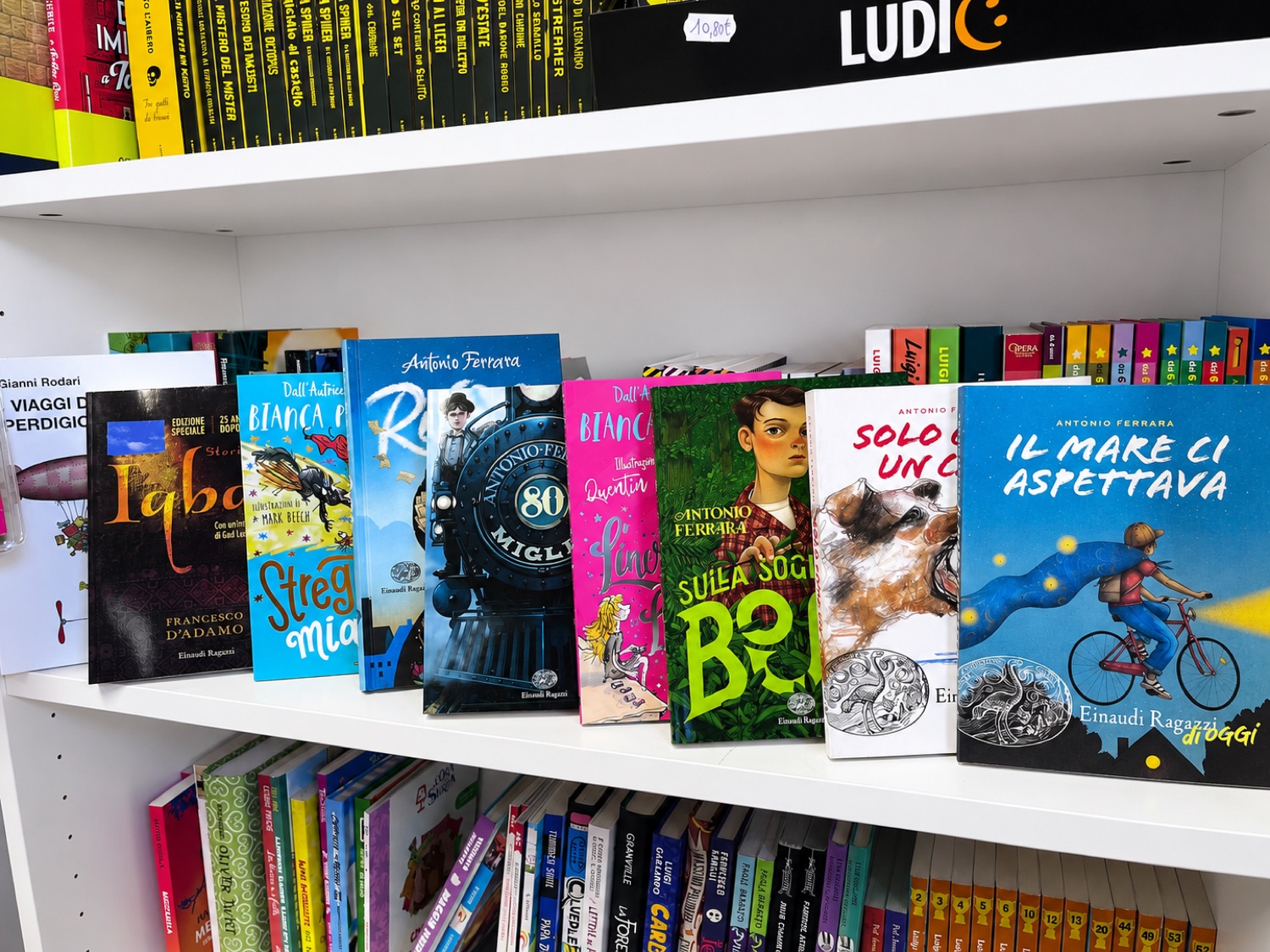 Scaffale ricco di libri per ragazzi